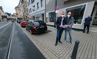 Vier Mal gepflastert - und jetzt wird es wieder anders: Thomas Renken und Steffen Beßler sind über die Verkehrsregelung vor ihrem Geschäft verzweifelt. - Foto: Andreas Zobe/NW