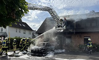 Innerhalb von zwei Stunden löschte die Feuerwehr den Brand in einem Gütersloher Wohnhaus. - Thorsten Heß