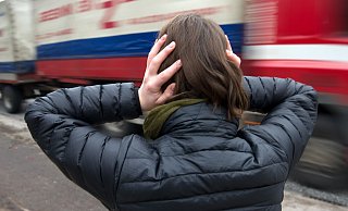 Wer an einer stark befahrenen Straße wohnt, für den kann der Lärm zur Tortur werden. - Verwendung weltweit, usage worldwide