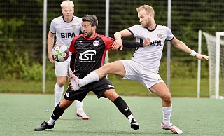 Dornbergs Mitja Schierbaum (r.) kämpft um den Ball, und Max Bartels beobachtet aus dem Hintergrund. - Peter Unger