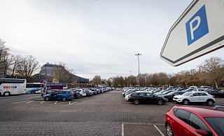 Bislang konnte sonntags auf städtisch bewirtschafteten Parkflächen in Paderborn umsonst geparkt werden - so auch hier an der Paderhalle. - Niklas Tüns (Archivfoto)