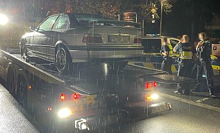 Einen von fünf wegen technischer Manipulationen sichergestellter Pkw lässt die Polizei am Fürstenweg während eines Regenschauers auf einen Abschleppwagen verladen. - Polizei Einen von fünf wegen technischer Manipulationen sichergestellter Pkw lässt die Polizei am Fürstenweg während eines Regenschauers auf einen Abschleppwagen verladen. - Polizei