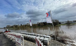 Die Weser reicht mittlerweile bis an die LGS-Baustelle. In Godelheim schwappt das Wasser inzwischen in den Freizeitsee. - Ralf T. Mischer