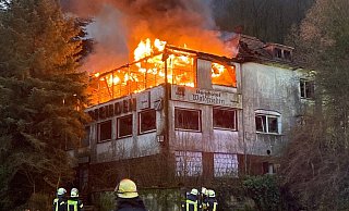 Die Gefahr für Einsatzkräfte und Polizei wäre zu groß gewesen, weshalb sie den Innenraum beim zweiten Ausbruch des Feuers nicht betreten konnten. - Polizei