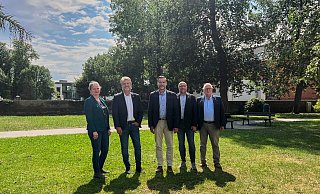 Swantje Penke (Studiendekanin Soziale Arbeit an der Fakultät Management, Soziale Arbeit, Bauen der HAWK Standort Holzminden, v. l.), Marc Hudy (Präsident der HAWK), Christian Belke (Bürgermeister der Stadt Holzminden), Jens-Martin Wolff (Stadtoberbaurat und Leitung Bauen und Stadtentwicklung der Stadt Holzminden) und Matthias Seeliger (Leitung Stadtarchiv der Stadt Holzminden) zeigen, wo das neue HAWK-Gebäude stehen soll - mitten im Grünen. - HAWK
