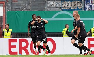 Im Pokal gab es vielzu feiern. Nun geht der Blick von Florent Muslija (Mitte) und dem SCP nach Düsseldorf. - IMAGO/Matthias Koch