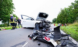 Auf der Hedemer Straße auf Höhe der Hausnummer 13 lagen zahlreiche Teile des Unfallfahrzeugs. - Noah Wedel