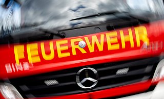 Die Feuerwehr rückte am Sonntagabend zu einem Brand in Rheda-Wiedenbrück aus. - dpa/Symbolbild