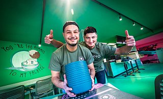 Der neue Name für das Lokal: Gundino. Die Demir-Brüder Emrah (l.) und Dodukan freuen sich, dass es endlich wieder losgehen kann. - Sarah Jonek Fotografie
