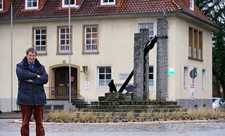 Das Bezirksamt mit dem Concarneau-Anker im Kreisverkehr davor ist schon so etwas wie ein zweites "Zuhause" für den langjährigen Senner Bezirksbürgermeister Gerhard Haupt. Der Anker hat zudem eine besondere Bedeutung für ihn - die Partnerschaft mit der französischen Hafenstadt liegt ihm sehr am Herzen. - Peter Unger