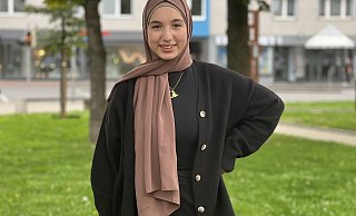 Die Grundschullehrerin hatte die Hauptschule empfohlen. Aber Ghazal wechselte auf das Ev. Stiftische Gymnasium in Gütersloh. Sie spricht inzwischen fünf Sprachen. Ghazal und ihre Schwester sind die beiden einzigen Kopftuchträgerinnen am ESG. - Jeanette Salzmann