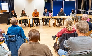 Meshut Cakar (Bündnis gegen Rechts Herford, v. l.), Christina Römer (Lokalchefin Neue Westfälische), Berthold Keunecke (Kirchenkreis), Bernd Bexte (Redakteur, Westfalen-Blatt), Erhan Kara (Fachstelle NRWelt- offen) und Laila Haideri (Bilel Solikreis Herford). - Ralf Bittner