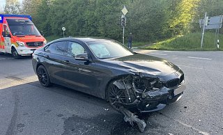 Der BMW-Fahrer soll nach dem Unfall aus diesem Auto ausgestiegen und Fersengeld gegeben haben. - Feuerwehr Höxter