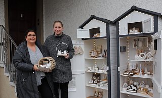 Steffi Wonneberger (l.) und Desirée Hendel haben in Spenge einen Verkaufsschrank eröffnet, in dem sogar Wünsche wahr werden können. - Celina Allard