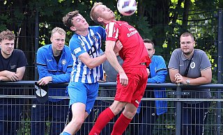Elegante Ballannahme: RWK-Stürmer Lennard Wüllner (r.) und Mats Windmann (FCO) im packenden Duell. - Egon Bieber