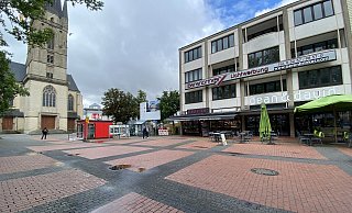 Der Platz vor der Herz-Jesu-Kirche am Westerntor ist seit Jahren ein Treffpunkt für Szenemitglieder. - Mareike Gröneweg (Archivfoto)