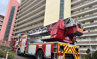 Die Drehleiter muss beim Brand in dem Hochhaus an der Detmolder Straße glücklicherweise nicht zum Einsatz kommen. - Paul Brinkmann