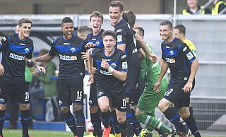 Bejubelt von seinen Mitspielern läuft Ex-Paderborn-Spieler Moritz Stoppelkamp (mitte) nach seinem Tor aus über 83 Metern gegen Hannover 2014 über den Paderborner Rasen. - imago/Sven Simon