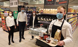 Markthallenmanagerin Bettina Harre (v.l.) und Markleiter Thorsten Take unterstützden den Verkaufstand von "Don Pasta" im Marktkauf Herford. Schausteller Björn Laffontine und Koch Jan Haude haben zwei Sorten Pasta und fünf Soßen für den Verkauf entwickelt. - Alexandra Golfinger