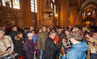 Der neue Erzbischof Udo Markus Bentz spricht nach seiner Vorstellung im Dom mit zahlreichen Besuchern im Dom. - Gerd Vieler