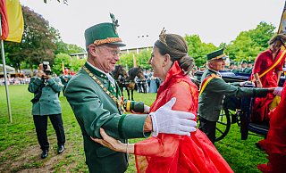 Schützenfest am Sonntag: Auffahrt der Königin und Hofdamen in der Kutsche und Parade von König, Königin und Hofstaat auf dem Schützenplatz. - Besim Mazhiqi