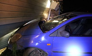 Das Auto kam an dem Garagentor zum Stehen. - Polizei Herford