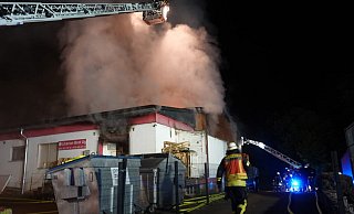 Der Brand der Bäckerei in Brake beschäftigte fast 80 Einsatzkräfte. - Paul Brinkmann