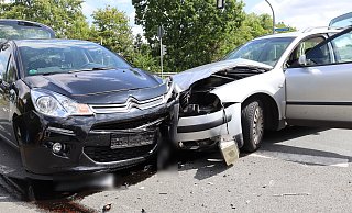 Einer der beiden Fahrer soll laut Zeugenaussagen bei „rot“ über die Ampel gefahren sein. - Polizei Herford