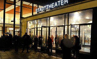 Das sanierungsbedürftige Stadttheater wird wegen des Denkmalschutzes nicht abgerissen werden. Die Diskussion um den Standort für ein OWL-Forum beginnt damit aufs Neue. - ralf bittner, www.f2-fotografie.de