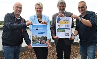 Marco Frodermann (v.l.), Susanne Rutenkröger, Günther Berg und Dirk Brandmeier mit den Plakaten zu den Veranstaltungen Kinderfest und Ferienspiele. - Meiko Haselhorst
