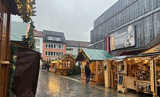 Traurig leer sieht der Paderborner Weihnachtsmarkt an seinen letzten Tagen aus. Das Wetter spielt den Schaustellern nicht gerade in die Karten. - Jennifer Retslav