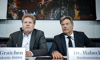 Robert Habeck (r, Bündnis 90/Die Grünen), Bundesminister für Wirtschaf, und Patrick Graichen, Staatssekretär im Bundesministerium für Wirtschaft und Klimaschutz. - dpa