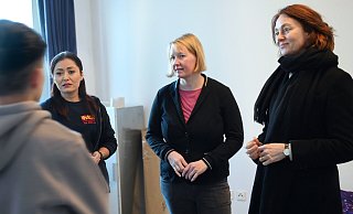 Zusammen mit der Bielefelder SPD-Bundestagsabgeordneten Wiebke Esdar (Mitte) besucht Katarina Barley (rechts) die Unterkunft für unbegleitete minderjährige Geflüchtete in Heepen. Im Gespräch mit den Jugendlichen hilft Sherin Seydo bei der Übersetzung (links). - Barbara Franke