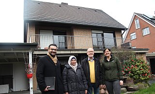 Endlich eine größere Wohnung: Watfa Alrabih (2.v.l.) freut sich darüber mit Touran Esmaily-Amsbeck von der Stadt (v.l.), Flüchtlingshelfer Manfred Lindahl und Vermieterin Eyleen Altefrohne. - Markus Voss