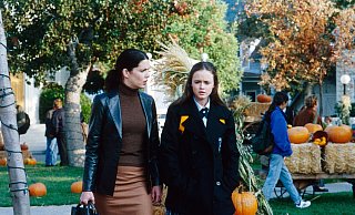Lauren Graham und Alexis Bledel im Jahr 2000. Hier spazieren Lorelei und Rory Gilmore durch das herbstliche Stars Hollow. - picture alliance / Everett Collection | - Lauren Graham und Alexis Bledel im Jahr 2000. Hier spazieren Lorelei und Rory Gilmore durch das herbstliche Stars Hollow. - picture alliance / Everett Collection | -
