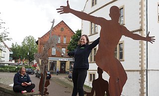 Auf der Mauer auf der Lauer sitzen und tanzen (v. l.) Stephanie Lorenz und Theresa Trautmann mit den Figuren aus Cortenstahl. - Josef Köhne