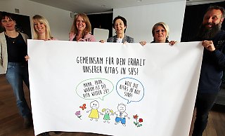 Eine Delegation bestehend aus Kita-Leitungen, Eltern und Trägervertretern wird am Donnerstag um 7.30 Uhr mit Transparenten vor dem Rathaus stehen. - Sigurd Gringel