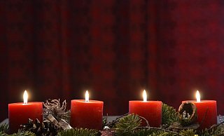 Ein Adventskranz mit getrockneten Tannenzweigen und heruntergebrannten Kerzen kann schnell mal in Flammen aufgehen. - Pixabay