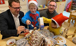 Als Bürgermeister Lars Bökenkröger vor Weihnachten die Kita in Dehme besuchte, war Artur Atschkassow noch der kommissarische Leiter. Nun wird er der Mann an der Spitze. - Nicole Sielermann
