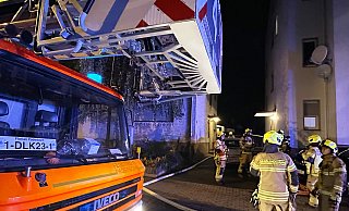 Paderborner Feuerwehrleute retten einen Bewohner aus der verrauchten Wohnung im ersten Obergeschoss. - Ralph Meyer