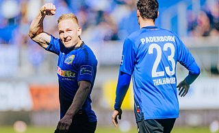 SCP-Stürmer Kai Pröger, der soeben das 2:2 durch Maxi Thalhammer (r.) mustergültig vorbereitet hat, reckt seinen rechten Arm in die Höhe und zeigt seine eindrucksvollen Muckis. - Besim Mazhiqi