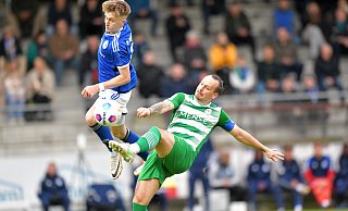 Voller Einsatz für den FC Gütersloh: Tim Manstein (r.) spielt seit sechs Jahren für den FCG, jetzt beendet er seine Karriere.