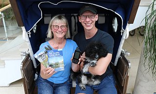 Christine Kositza und ihr Sohn Clemens mit Infobüchern über den "Pacific Crest Trail", einem GPS-Gerät und Hund "Kiste" - letzterer war auf dem Problauf nach Bremen mit dabei. In die USA wird er aber nicht mitkommen können. - Alexandra Schaller