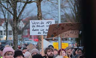 Die Demonstration für Vielfalt, Toleranz und Demokratie zog in Delbrück mehr als 1.500 Teilnehmer an. - Uwe Müller