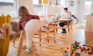 Weiter in der Doppelrolle: Immer noch betreuen viele Eltern ihre Kinder zuhause. Mittlerweile hat das mit dem Fachkräftemangel zu tun. Bezahlen müssen sie trotzdem voll. - Julian Stratenschulte