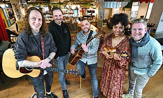 Esszimmer-Konzerte im Harms Markt. Zur Premiere werden kommen Singer/Songwriter Moe, Harms-Markt-Projektleiter Patrick Miles, das Duo "White Coffee" und Sänger, DJ und Komponist Simon Zawila. - Barbara Franke