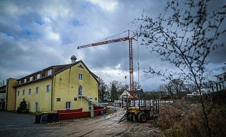 Der Kran ist schon von weitem zu sehen. Das ehemalige Hotel soll umgebaut werden. - Sarah Jonek