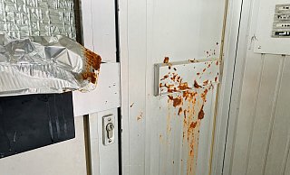Altes Essen in und am Briefkasten: Diesen Anblick fand Anwohnerin Hildegard Knopp am Donnerstagmorgen vor. - Lena Vanessa Bleck