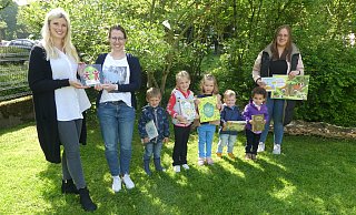 Das Team und die Kinder der Kita St. Michael präsentieren das Zertifikat mit dem Schwerpunkt „fair, nachhaltig und gerecht“. - Kita St. Michael Kirchborchen