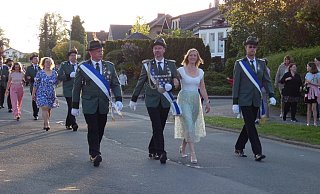 Das Königspaar Alexander und Olga Otto mit ihren Königsbegleitern Jens Rengel (l.) und Christian Deisel. - Schützenbruderschaft Borgentreich Das Königspaar Alexander und Olga Otto mit ihren Königsbegleitern Jens Rengel (l.) und Christian Deisel. - Schützenbruderschaft Borgentreich